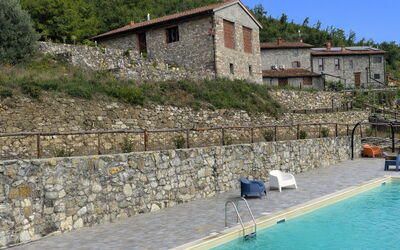 Borgo Antico, Pool, Barberino del Mugello: Schwimmbad, Gartenmöbel, Resort, Flagstone, Thermae, Ferienort, Eco Hotel, Hazienda, Cobblestone, Villa