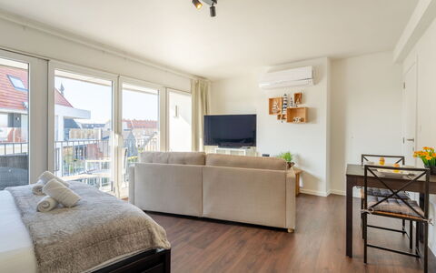 Studio 4.3 with Balcony & Airco: Hügel, Zuhause, Gebirge, Bergstation, Steigung, Balkon, Hütte, Alpen, Senke, Grat