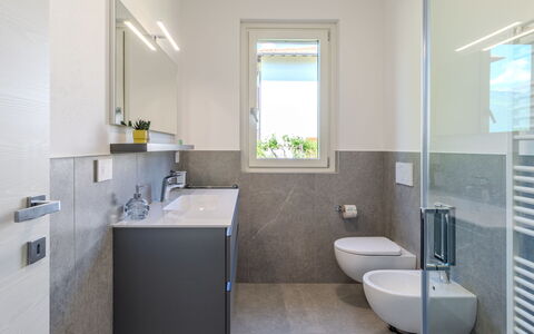 La Serena: Badezimmer, Armatur, Flooring, Wand, Interior Design, Sinken, Fussboden, Bad Sink, Toilette, Zapfhahn