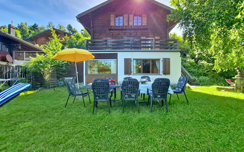 Chalet le Rhônasson: Haus, Zuhause, Strauch, Hütte, Dach, Garten, Rasen, Estate, Garten, Landscaping