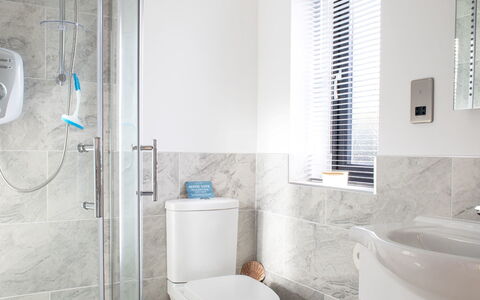 The Studio: Badezimmer, Armatur, Interior Design, Flooring, Fussboden, Sinken, Toilette, Toilleten Sitz, Zapfhahn, Installation
