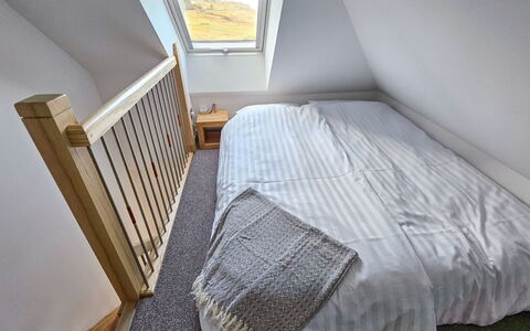 The Studio: Holz, Flooring, Fussboden, Schlafzimmer, Interior Design, Bett, Decke, Holzboden, Bedding, Möbel