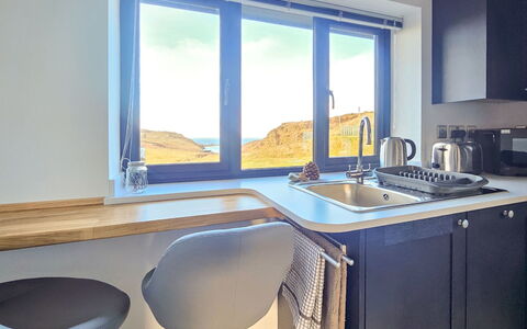 The Studio: Möbel, Interior Design, Küchengerät, Küche, Countertop, Flooring, Cabinetry, Beleuchtung, Major Appliance, Zimmer