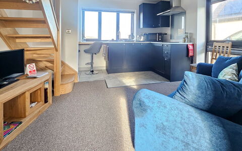 The Studio: Möbel, Interior Design, Flooring, Fussboden, Wohnung, Decke, Couch, Wohnzimmer, Zuhause, Zimmer