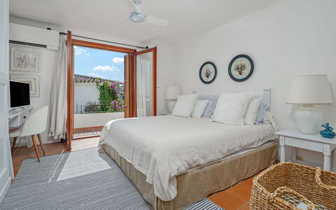 Residenza Rudalza: Möbel, Bett, Schlafzimmer, Interior Design, Fussboden, Holz, Flooring, Bettdecke, Bedding, Linens