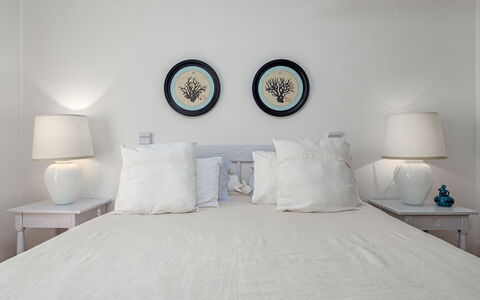 Residenza Rudalza: Bett, Möbel, Bedding, Schlafzimmer, Bettdecke, Linens, Interior Design, Textil, Dekokissen, Beleuchtung