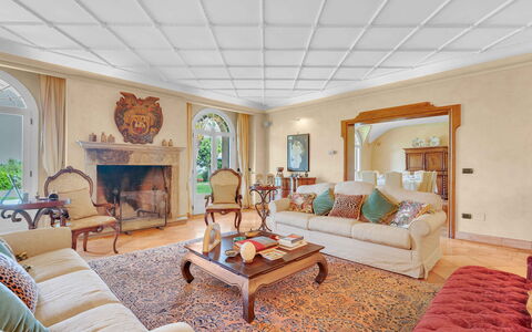 Villa Polistena: Möbel, Interior Design, Flooring, Wand, Decke, Fussboden, Holz, Couch, Zimmer, Wohnzimmer