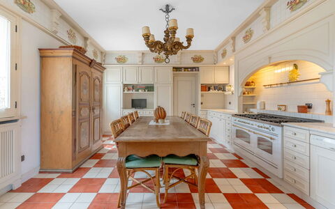 Villa Polistena: Interior Design, Flooring, Küche, Fussboden, Möbel, Holz, Decke, Countertop, Cabinetry, Beleuchtung