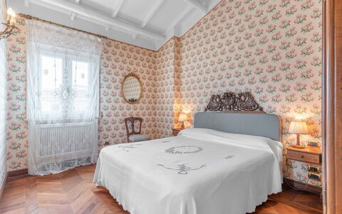 Villa Polistena: Schlafzimmer, Interior Design, Bettdecke, Fussboden, Textil, Flooring, Bett, Linens, Bedding, Zimmer