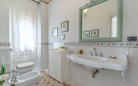 Villa Polistena: Interior Design, Flooring, Armatur, Fussboden, Sinken, Bad Sink, Badezimmer, Fliese, Zapfhahn, Installation
