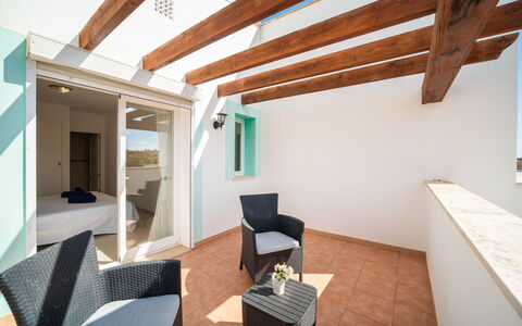 Cala Murada 102: Flooring, Fussboden, Decke, Wohnung, Holzbeize, Stuhl, Schatten, Hartholz, Balkon, Holzboden