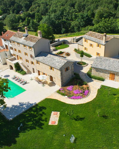 Poropati: Schwimmbad, Resort, Wohngebiet, Estate, Menschliche Siedlung, Thermae, Villa, Eco Hotel, Gartenmöbel, Hotel