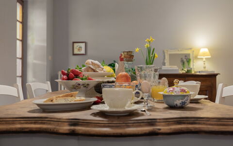 Villa Essiccatoio: Geschirr, Möbel, Servierware, Tabelle, Interior Design, Dishware, Essen, Porzellan, Drinkware, Küche & Esszimmer Tisch