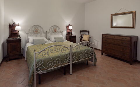 Villa Essiccatoio: Möbel, Bett, Interior Design, Schlafzimmer, Flooring, Fussboden, Holz, Decke, Bedding, Zimmer