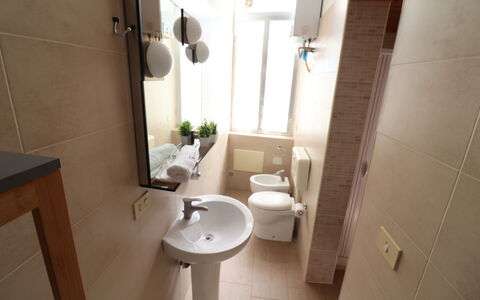 Galene'S Home: Bad Sink, Badezimmer, Armatur, Sinken, Flooring, Wand, Fussboden, Toilleten Sitz, Toilette, Interior Design