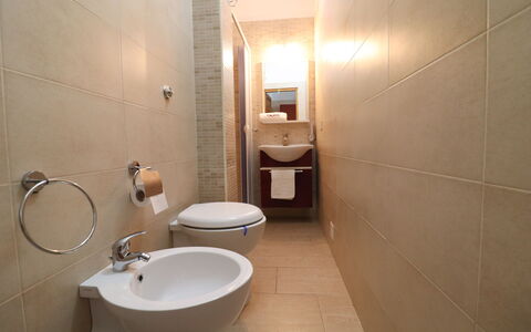 Kyma'S House: Toilleten Sitz, Badezimmer, Toilette, Armatur, Flooring, Bad Sink, Fussboden, Sinken, Installation, Interior Design