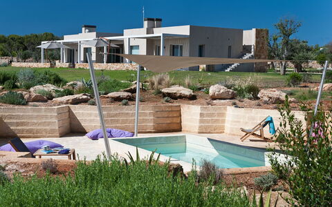 Villa Carovi: Gartenmöbel, Schatten, Freizeit, Sonnenliege, Schwimmbad, Design, Urlaub, Outdoor Struktur, Regenschirm, Resort