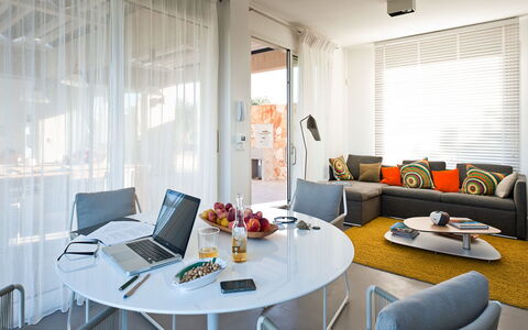Villa Carovi: Möbel, Interior Design, Flooring, Couch, Fussboden, Wand, Stuhl, Tabelle, Wohnzimmer, Decke