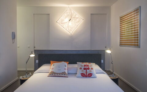 Villa Carovi: Möbel, Interior Design, Bett, Schlafzimmer, Wand, Decke, Light Fixture, Bettdecke, Bedding, Fussboden