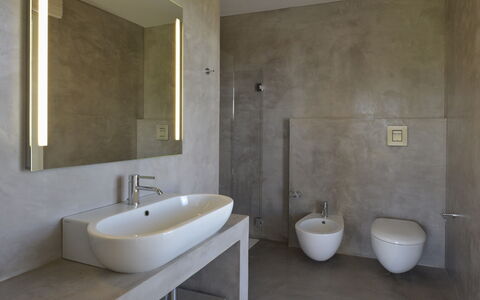 Villa Carovi: Wand, Flooring, Armatur, Badezimmer, Fussboden, Interior Design, Sinken, Bad Sink, Zapfhahn, Installation
