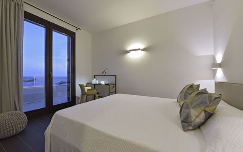 Villa Stornella: Interior Design, Holz, Flooring, Fussboden, Möbel, Schlafzimmer, Beleuchtung, Decke, Zimmer, Bett