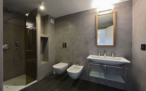 Villa Stornella: Armatur, Wand, Flooring, Badezimmer, Fussboden, Interior Design, Sinken, Installation, Spiegel, Zapfhahn