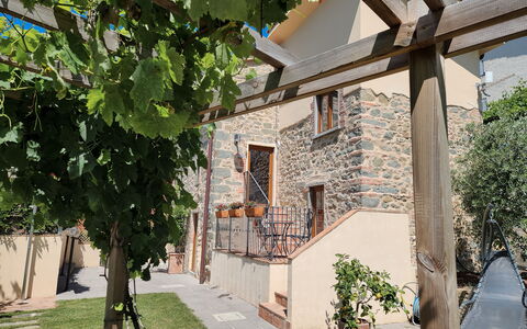 Il Casale di San Jacopo con Piscina Privata: Blumentopf, Schatten, Garten, Garten, Zimmerpflanze, Landscaping, Hof, Hinterhof, Outdoor Struktur, Balkon