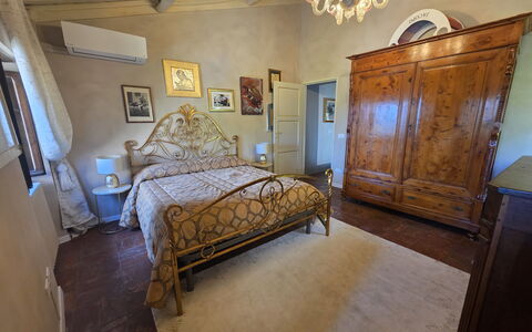 Il Casale di San Jacopo con Piscina Privata: Möbel, Wand, Schlafzimmer, Bett, Flooring, Bettdecke, Bedding, Fussboden, Linens, Interior Design