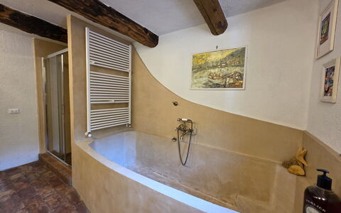 Il Casale di San Jacopo con Piscina Privata: Wand, Badewanne, Flooring, Fussboden, Armatur, Installation, Decke, Fliese, Zapfhahn, Badezimmer
