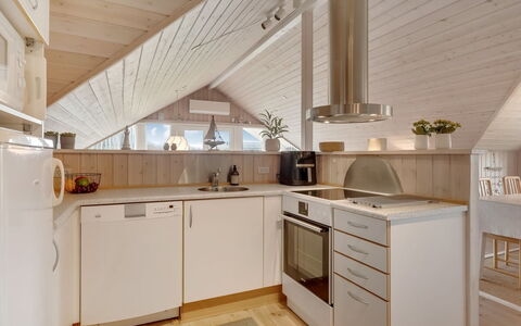 Arold - 600M to the Fjord: Flooring, Interior Design, Holz, Küche, Decke, Light Fixture, Fussboden, Countertop, Holzboden, Möbel