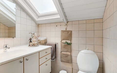 Arold - 600M to the Fjord: Armatur, Flooring, Sinken, Fussboden, Badezimmer, Interior Design, Badezimmerschrank, Zapfhahn, Installation, Decke