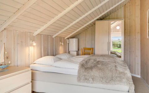Arold - 600M to the Fjord: Schlafzimmer, Bett, Interior Design, Holz, Decke, Flooring, Fussboden, Bettdecke, Bedding, Bettrahmen