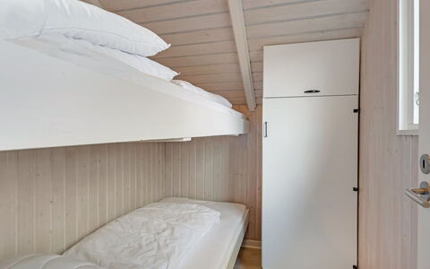 Arold - 600M to the Fjord: Holz, Schlafzimmer, Fussboden, Flooring, Bett, Decke, Interior Design, Holzbeize, Hartholz, Bettdecke