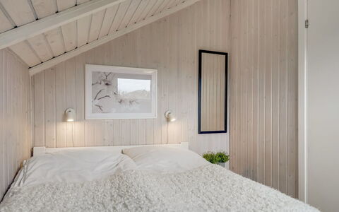 Arold - 600M to the Fjord: Schlafzimmer, Holz, Interior Design, Decke, Bett, Fussboden, Flooring, Linens, Bettdecke, Bedding