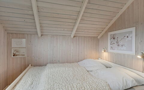 Arold - 600M to the Fjord: Schlafzimmer, Holz, Bett, Decke, Interior Design, Fussboden, Bettdecke, Flooring, Bedding, Linens