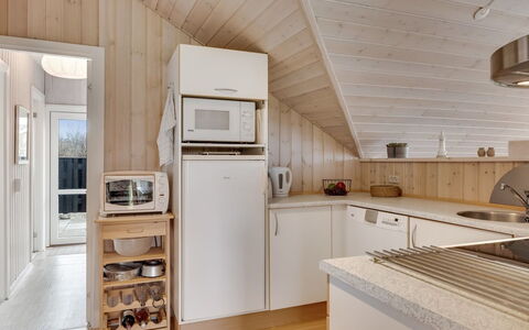 Arold - 600M to the Fjord: Holz, Flooring, Decke, Küche, Interior Design, Fussboden, Möbel, Küchengerät, Countertop, Zuhause