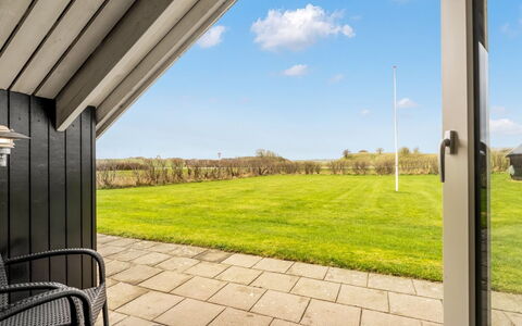 Arold - 600M to the Fjord: Gras, Grundstueck, Rasen, Landscaping, Garten, Schatten, Garten, Hartholz, Holzbeize, Kunstrasen