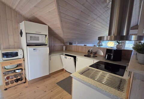 Arold - 600M to the Fjord: Holz, Flooring, Fussboden, Küche, Möbel, Decke, Interior Design, Countertop, Cabinetry, Armatur