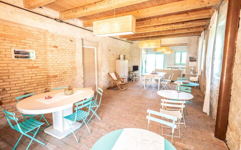 Villa Checco: Möbel, Holz, Stuhl, Interior Design, Tabelle, Flooring, Fussboden, Restaurant, Küche & Esszimmer Tisch, Esszimmer