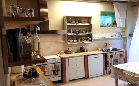 Villa Checco: Küchengerät, Küche, Möbel, Major Appliance, Countertop, Interior Design, Cabinetry, Flooring, Regale, Regal