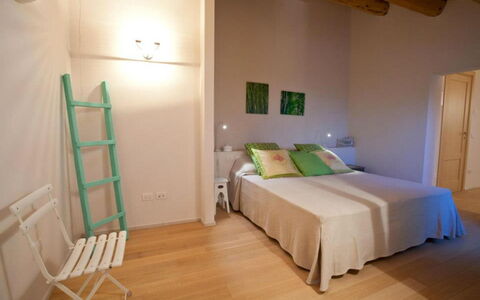 Villa Checco: Möbel, Interior Design, Flooring, Fussboden, Holz, Decke, Zimmer, Schlafzimmer, Bett, Holzboden
