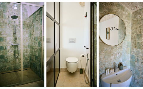 Trullo Emmebi Vista Valle D'Itria: Wand, Armatur, Badezimmer, Flooring, Installation, Interior Design, Spiegel, Fliese, Toilette, Glas