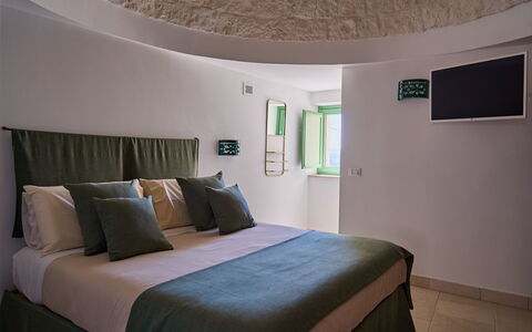 Trullo Emmebi Vista Valle D'Itria: Möbel, Interior Design, Flooring, Decke, Zimmer, Bett, Schlafzimmer, Light Fixture, Lampe, Kissen