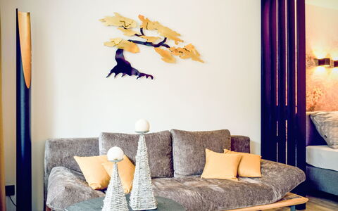 Grubhof: Möbel, Interior Design, Wand, Holz, Kissen, Beleuchtung, Wohnzimmer, Fussboden, Couch, Flooring