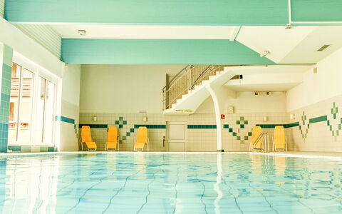 Grubhof: Flooring, Fussboden, Decke, Schwimmbad, Hotel, Fliese, Stuhl, Freizeitzentrum, Halle, Resort