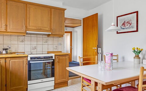 Wildemor - 30Km from the Sea: Möbel, Flooring, Interior Design, Küche, Holz, Cabinetry, Küchengerät, Fussboden, Countertop, Major Appliance