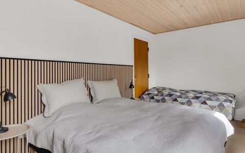 Wildemor - 30Km from the Sea: Interior Design, Möbel, Bett, Schlafzimmer, Wand, Holz, Flooring, Bettdecke, Fussboden, Decke