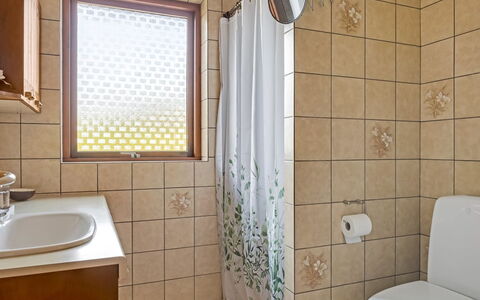 Wildemor - 30Km from the Sea: Bad Sink, Badezimmer, Armatur, Wand, Sinken, Flooring, Interior Design, Fussboden, Toilette, Zapfhahn