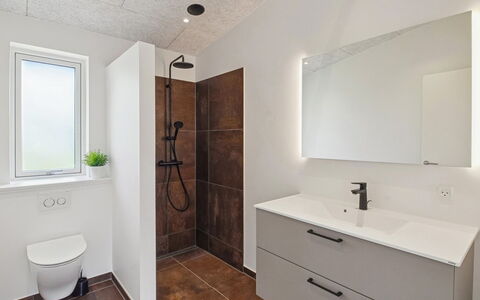 Biergh - 30Km from the Sea: Flooring, Wand, Fussboden, Armatur, Interior Design, Decke, Badezimmerschrank, Badezimmer, Installation, Zimmer