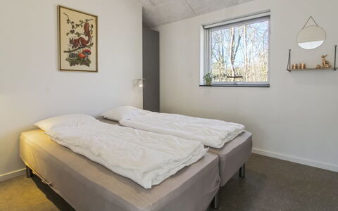Biergh - 30Km from the Sea: Wand, Schlafzimmer, Bett, Decke, Bedding, Bettdecke, Bettrahmen, Daylighting, Gips, Matratze